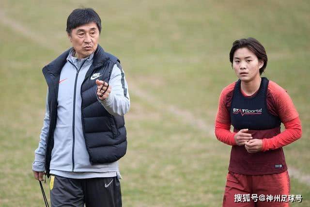 中国女篮首秀遭遇美国，韩旭与张子宇表现出色